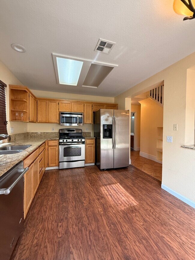 Cocina con puerta corrediza al patio. - 3326 Amberfield Cir