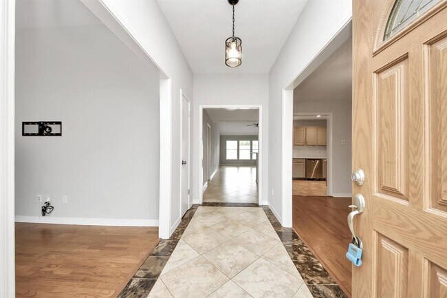 Building Photo - 2706 Plantation Dr