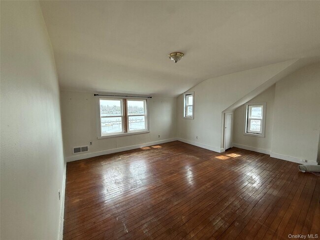 Foto del edificio - 307 W Shore Rd