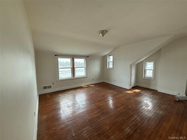 Building Photo - 307 W Shore Rd