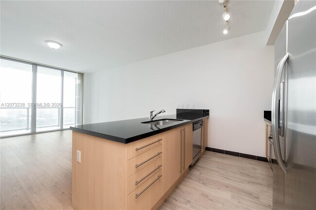 Foto del edificio - 79 SW 12th St