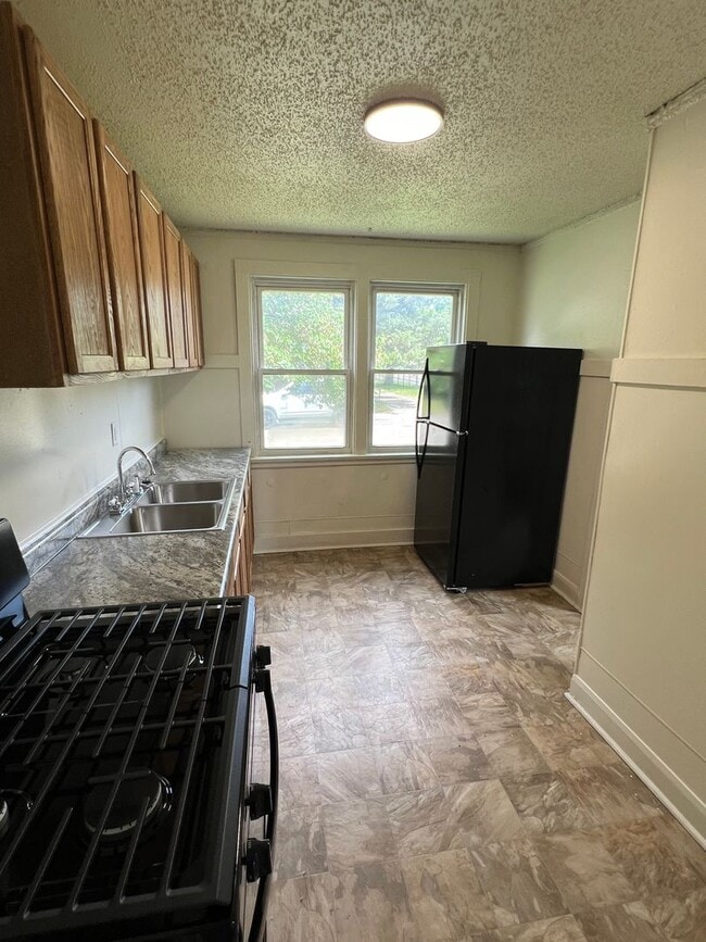 Building Photo - 2 Bed 1 Bath Single Family Home