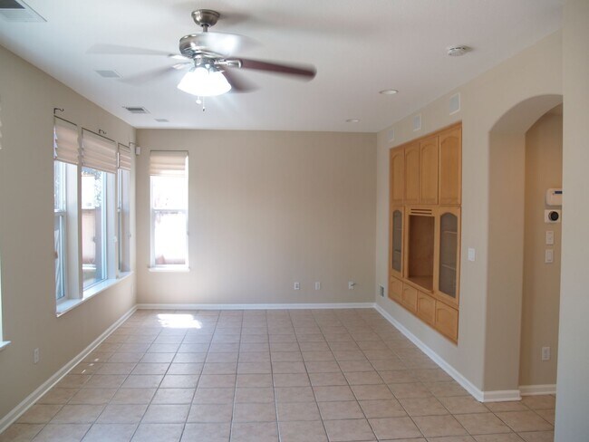 Building Photo - Stunning 3 bedroom 2.5 bath single family ...