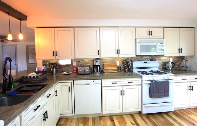 Foto del edificio - 5377 Bates Rd