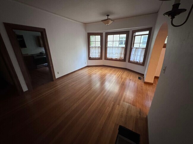 Building Photo - 6448 Benvenue Ave