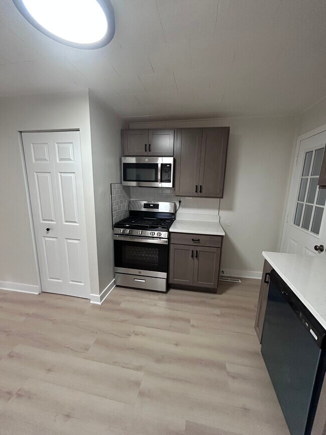 Building Photo - 6639 Alexander Ave