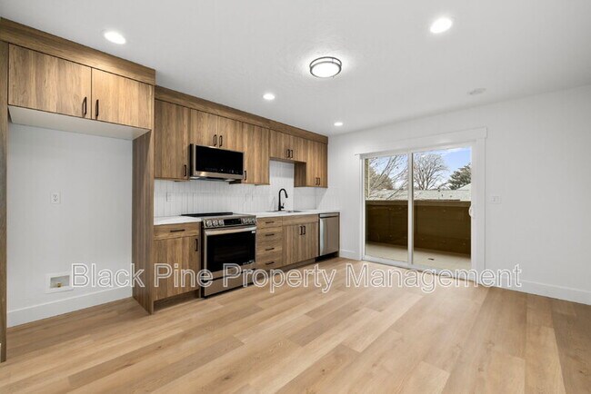 Building Photo - 4654 N Maple Grove Rd
