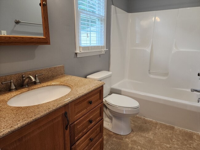 Building Photo - 3 Bedroom 2 Bath Brick Rancher in Mechanic...