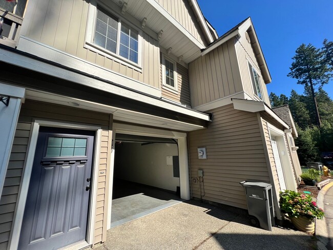 Building Photo - Spacious 2 Bed 2.5 Bath Townhome with Atta...