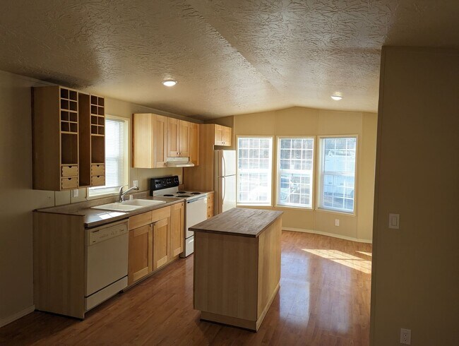 Foto del edificio - Charming 2 Bedroom Home- Plank Flooring, V...