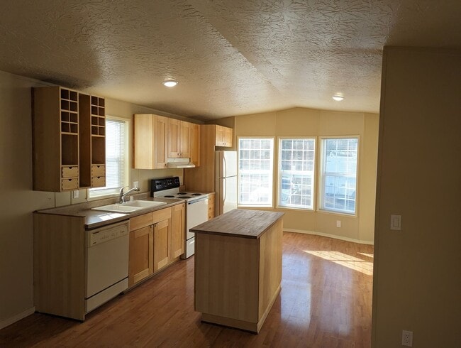 Building Photo - Charming 2 Bedroom Home- Plank Flooring, V...