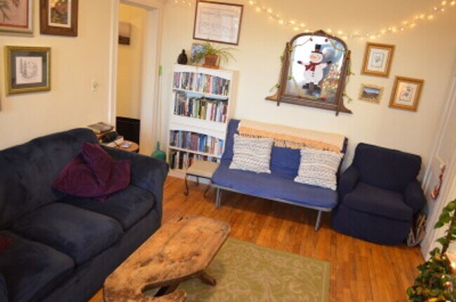 Foto del edificio - 1 Bedroom in Allston Village, Heat and hot water included