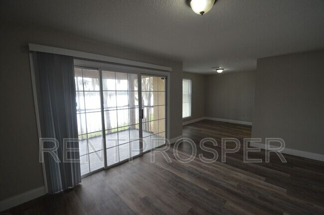 Building Photo - 3930 Versailles Dr