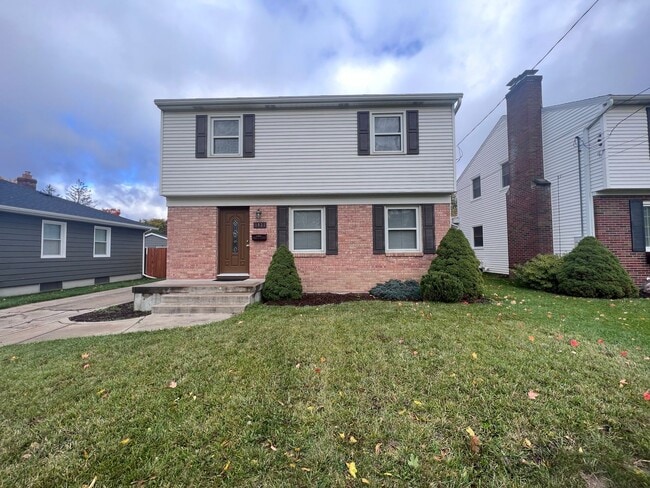 Building Photo - 5 Bedroom home on the NE side of Grand Rapids