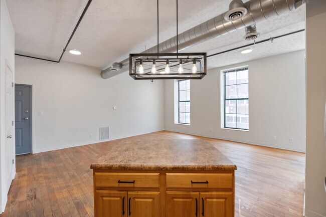 Building Photo - 903 Main St