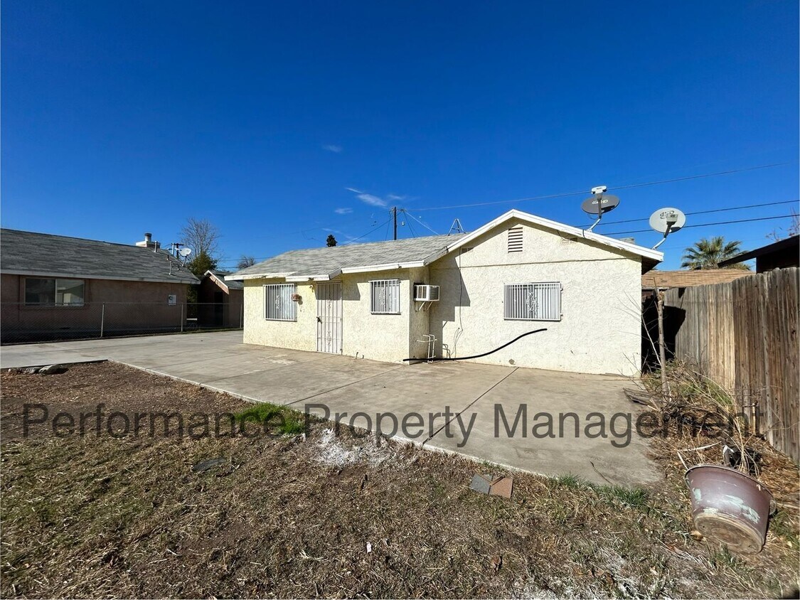 Primary Photo - Cute 2 Bed/1 Bath in Central Bakersfield w...