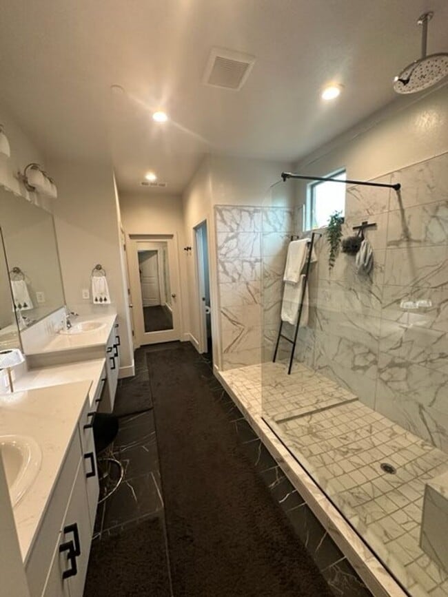 Foto del edificio - Beautiful home for rent in gated community in Visalia!