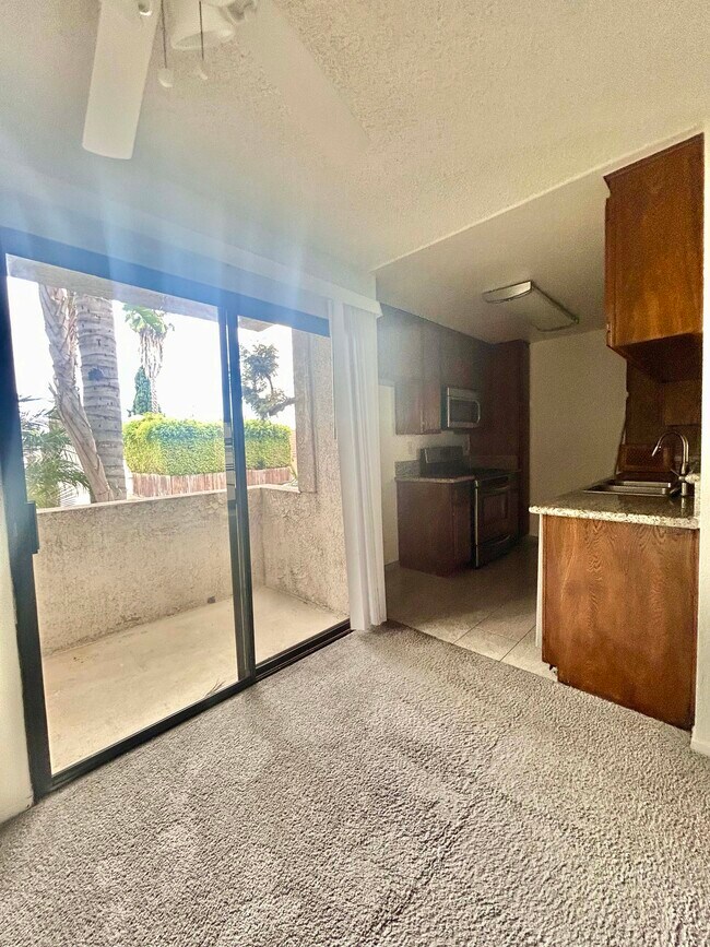 Foto del edificio - 9715 Charnock Ave