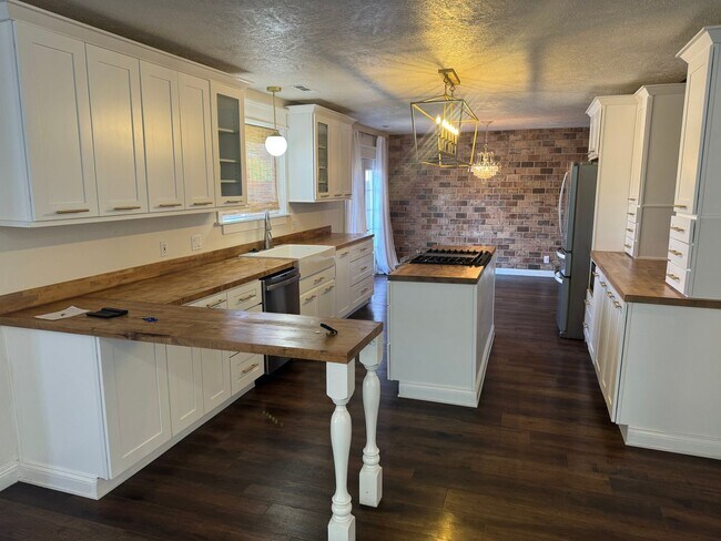 Building Photo - BLOOMINGTON PROPERTY - NEWLY REMODELED, RV...