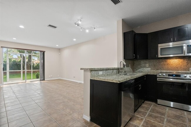 Building Photo - 2082 Madeira Dr