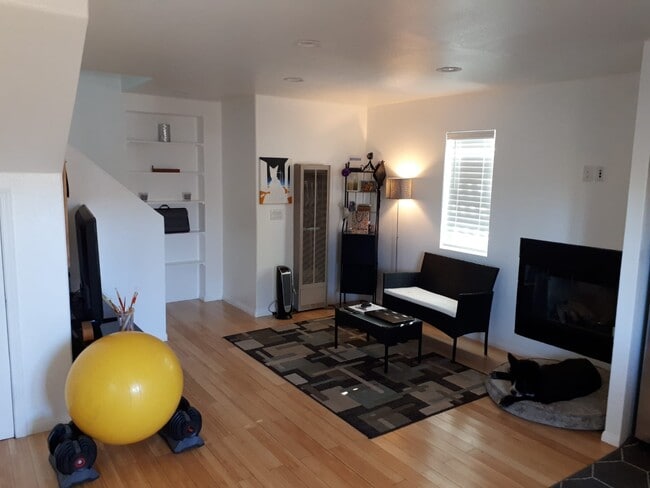 Building Photo - 654 Oaklawn Ave
