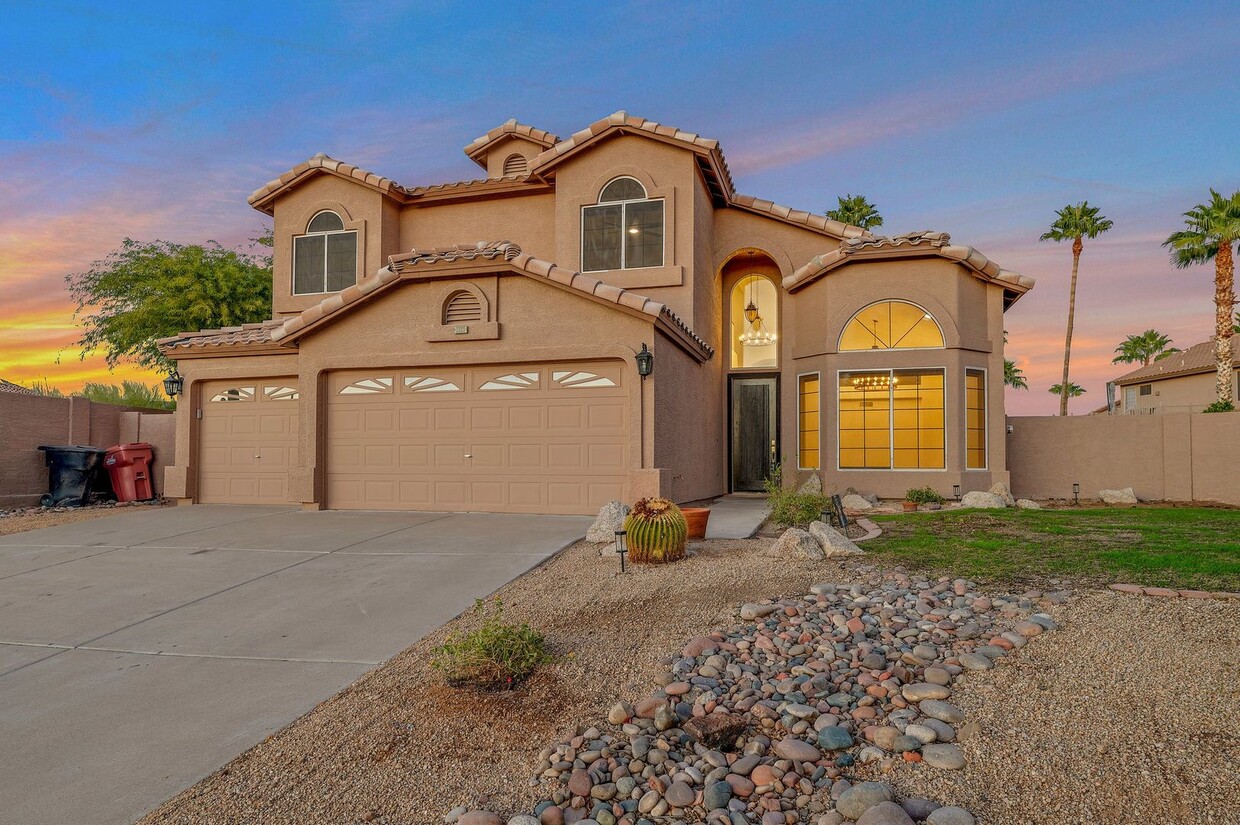 Foto principal - Welcome to this stunning 4 bedroom, 3 bath...