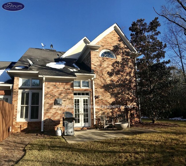 Building Photo - 4701 Village Green Dr
