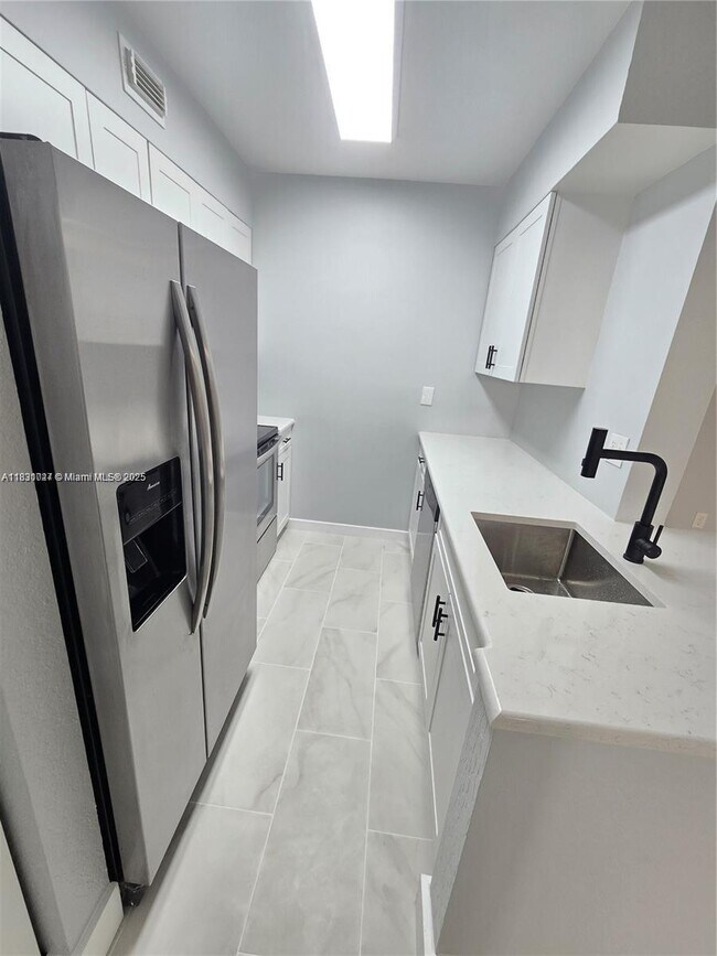 Foto del edificio - 2831 N Oakland Forest Dr