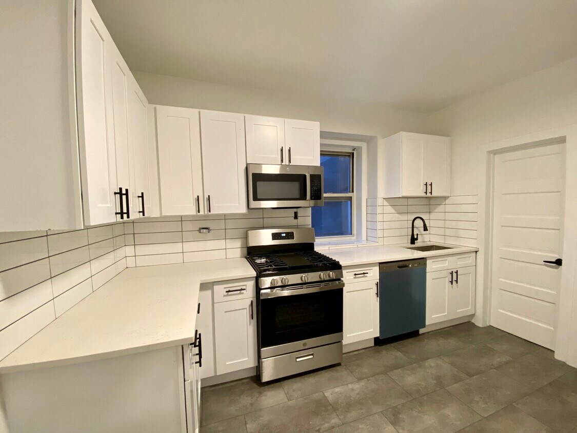 Foto principal - 1670 W Division St