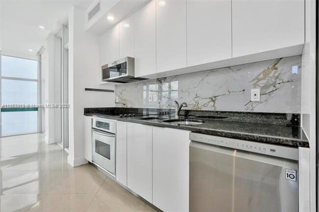 Foto del edificio - 3131 NE 188th St