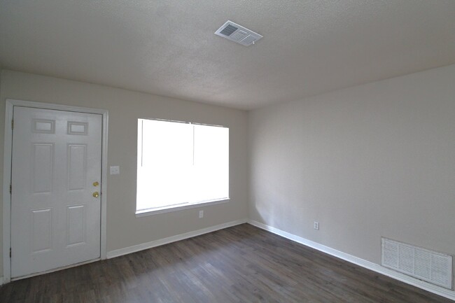 Building Photo - Pet-Friendly 2-Bedroom Duplex with Washer/...