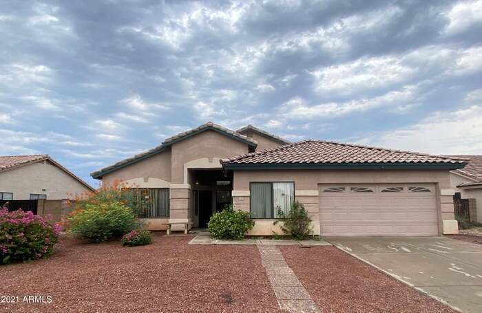 Foto principal - Spacious 5-Bed, 3-Bath Home with Modern Up...