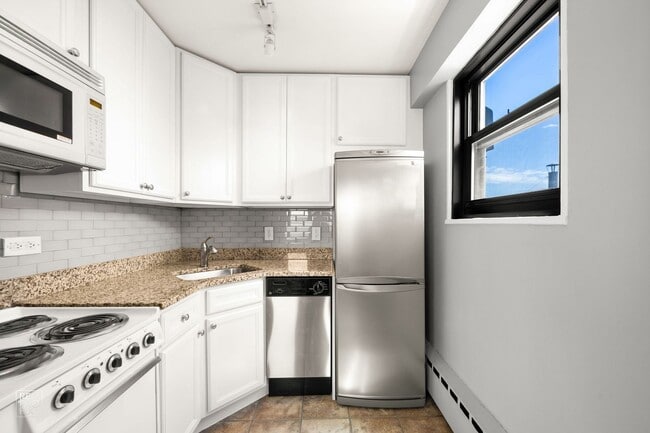 Building Photo - Lakefront's Best Living