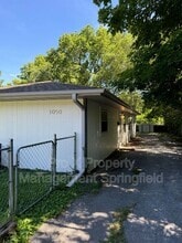 Building Photo - 1050 W Elm St