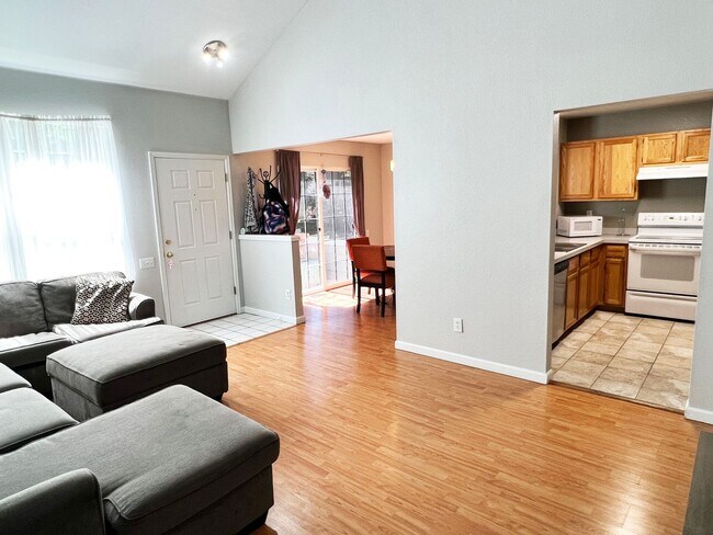 Foto del edificio - 3 Bedroom / 3.5 Bathroom / 2 Car Garage Townhome in a quiet and sought-after area!