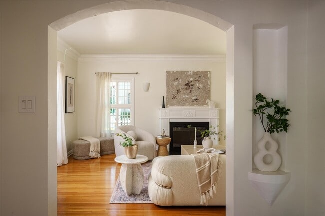 Formal entry toward living room - 215 S Poinsettia Pl