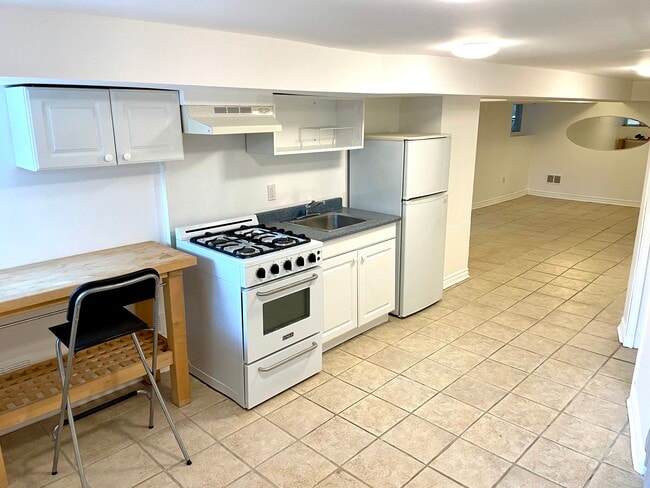 Building Photo - 413 Saint Clarens Av