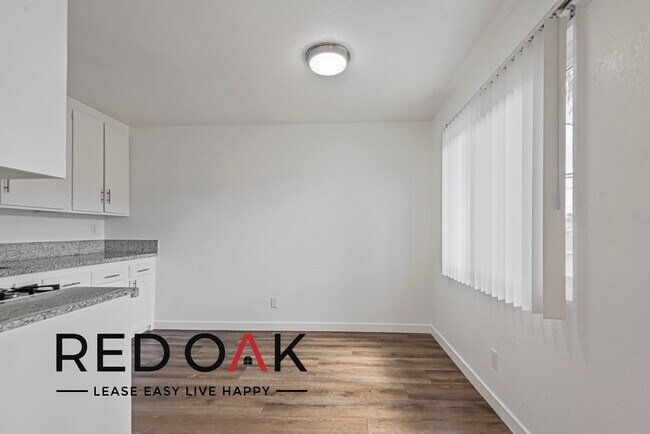 Foto del edificio - ~1 Month FREE~ Amazing, Sun-Drenched Two B...