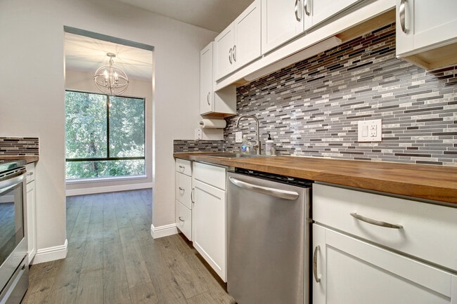 Building Photo - 480 N Civic Dr