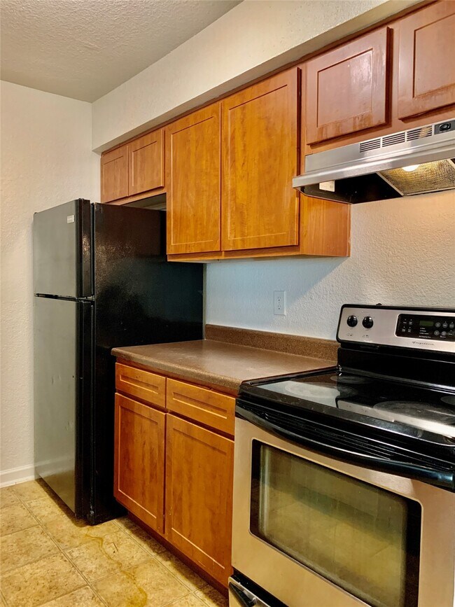 Building Photo - 8100 Creekbend Dr