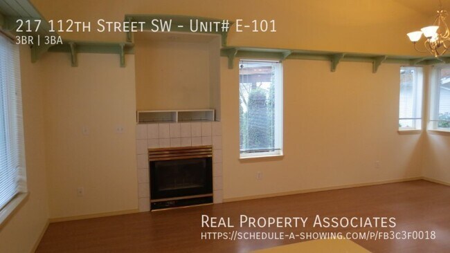 Foto del edificio - Townhome in Desirable Quiet Complex.