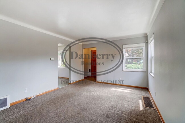 Building Photo - 347 Darrow Ave