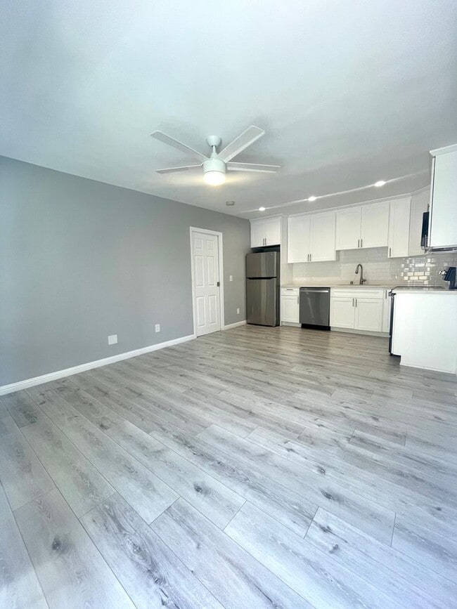 Building Photo - Fully Remodeled Modern 1 Bed / 1 Bath Apartment in Quiet Redondo Beach Complex