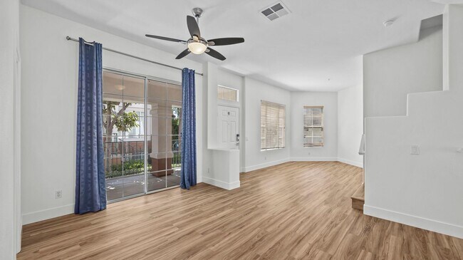 Foto del edificio - Tri-Level Townhome in Tustin