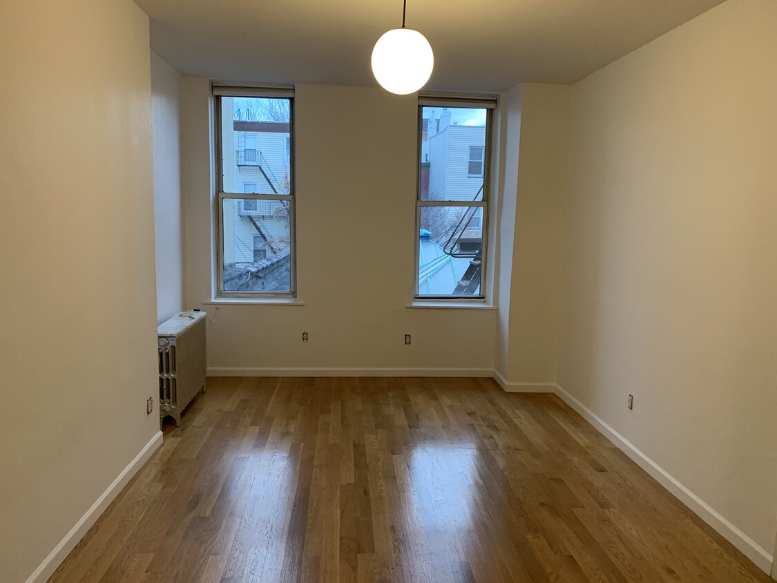 Primary Photo - 670 Manhattan Ave