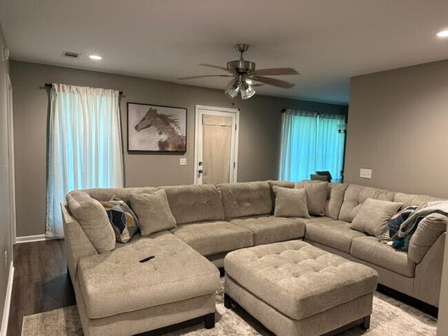 Foto del edificio - 16010 Lake Hills Dr