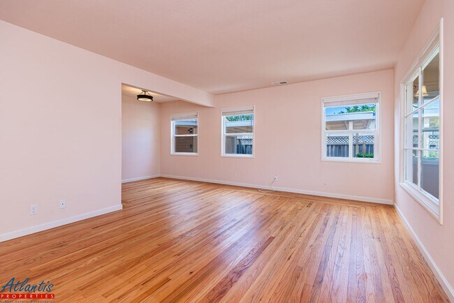 Foto del edificio - Lovely Seacliff Home | Desirable Location