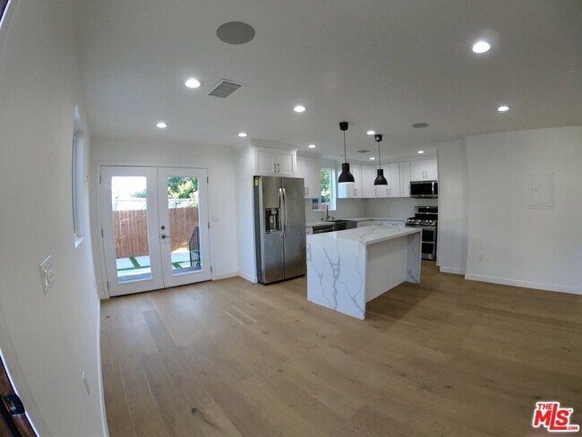 Foto del edificio - 635 N Formosa Ave