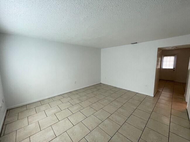 Building Photo - 2 Bed, 1.5 Bath Townhouse- The Reserve Floorplan