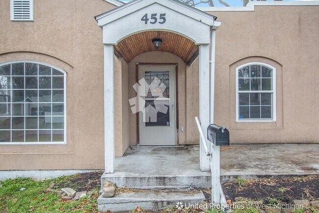 Building Photo - 455 Cedar St NE